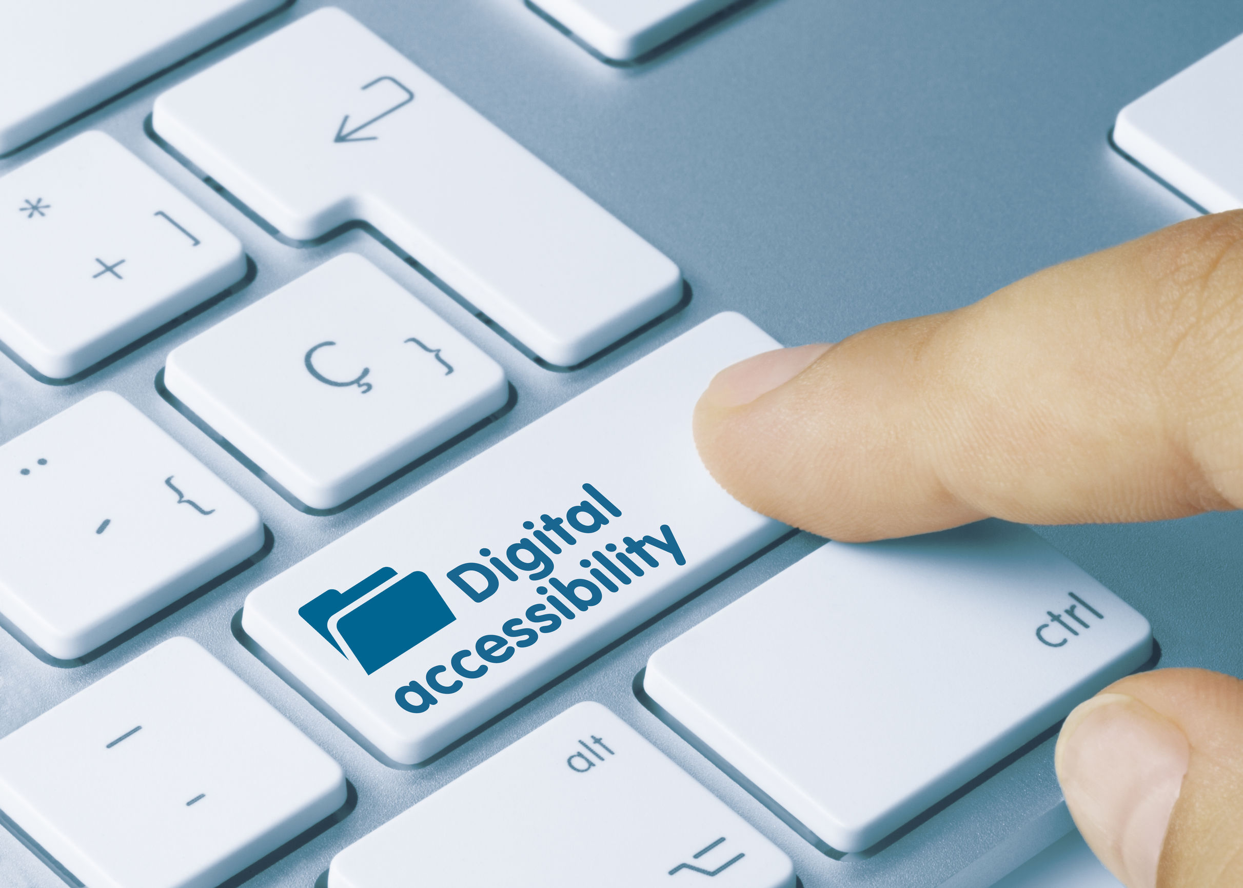 相片影著鍵盤，手指正按著寫著Digital accessibility(數碼無障礙)的按鍵。